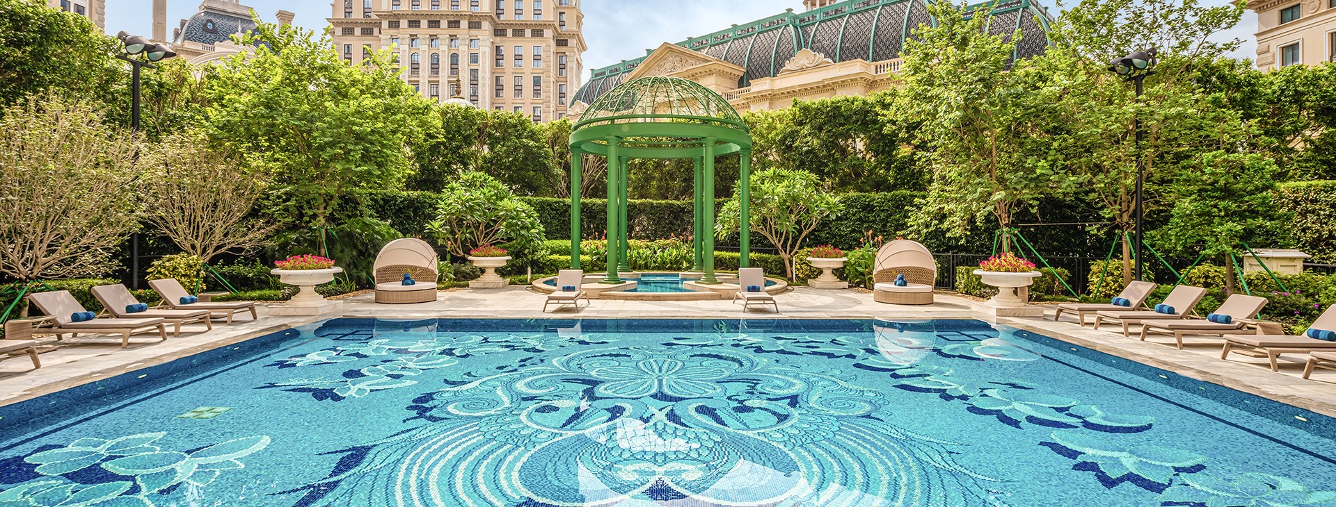 /The%20outdoor%20swimming%20pool%20in%20The%20Health%20Club%20at%20Grand%20Lisboa%20Palace%20Macau%20Hotel%20at%20GLP%20Resort%20Macau.