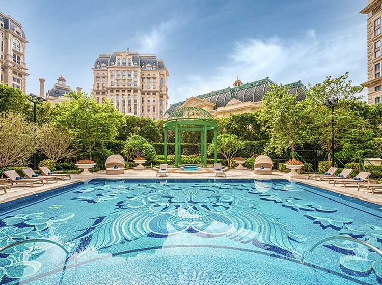 /The%20outdoor%20swimming%20pool%20in%20The%20Health%20Club%20at%20Grand%20Lisboa%20Palace%20Macau%20Hotel%20at%20GLP%20Resort%20Macau.