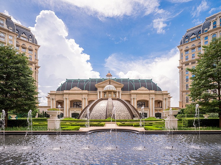 /The%20European-styled%20garden%20and%20its%20fountain%2C%20located%20at%20GLP%20Resort%20Macau.