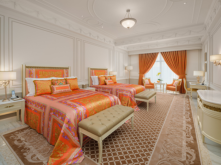 /premier%20versace%20queen