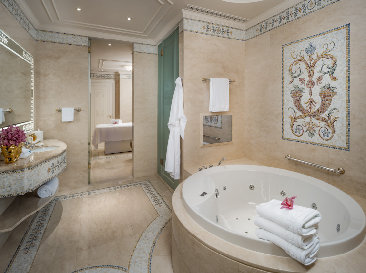 /glp-pvm-imperial-suite-bathroom-hero-mb05