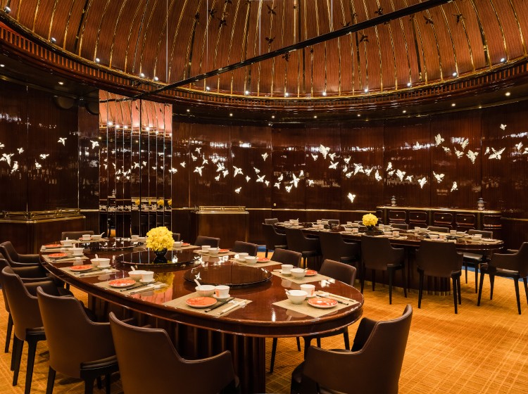 /The%20long%20table%20in%20Chalou%2C%20the%20Cantonese%20restaurant%20providing%20yum%20cha%20dishes%20and%20dim%20sum%20in%20GLP%20Resort%20Macau.