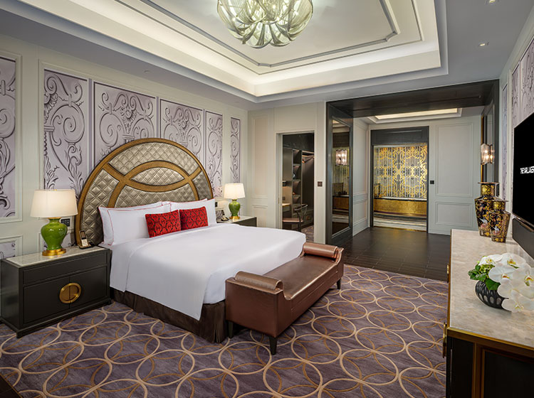 /THE%20KARL%20LAGERFELD%20Autograph%20Suite